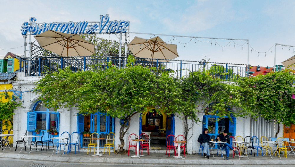 Santorini Vibes cafe with a beautiful view overlooking the lake